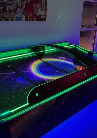 Billedet viser et air hockey bord med lys